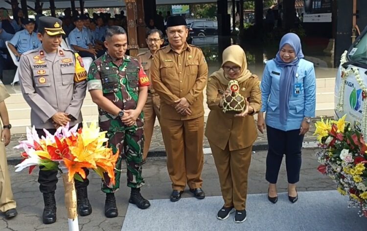 Bupati Blitar luncurkan air kemasan Blitz, Produk Perumda Penataran.