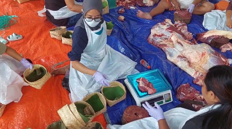 Hindari Sampah Plastik Warga  Blitar Gunakan Besek Bambu  Wadah Daging Kurban