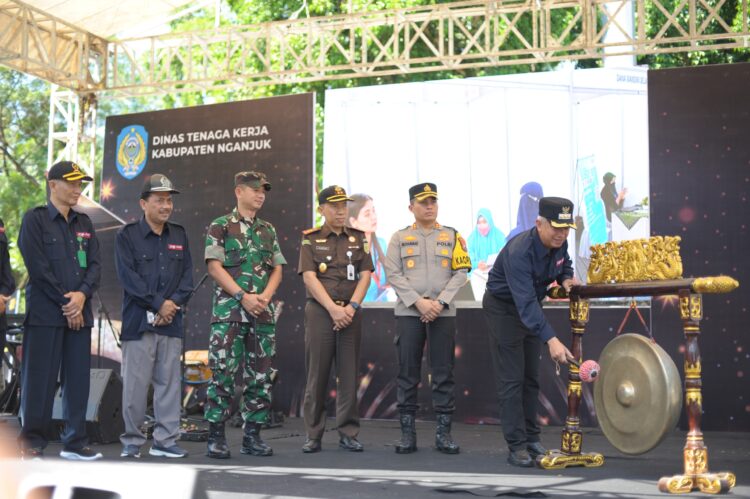 Pj Bupati Handoko Buka Jobfair Career Expo 2024 di Alun-Alun Nganjuk