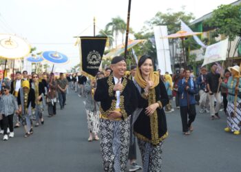 Boyong Natapraja dan Sedekah Bumi 2024 Berlangsung Meriah,Peserta Kompak Berbaju Lurik