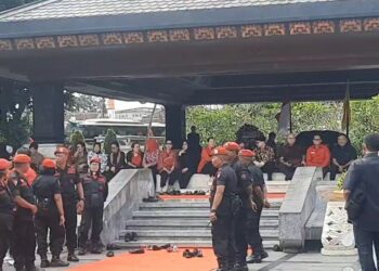 Megawati Bersama Rombongan PDIP Ziarah Makam Bung Karno di Blitar