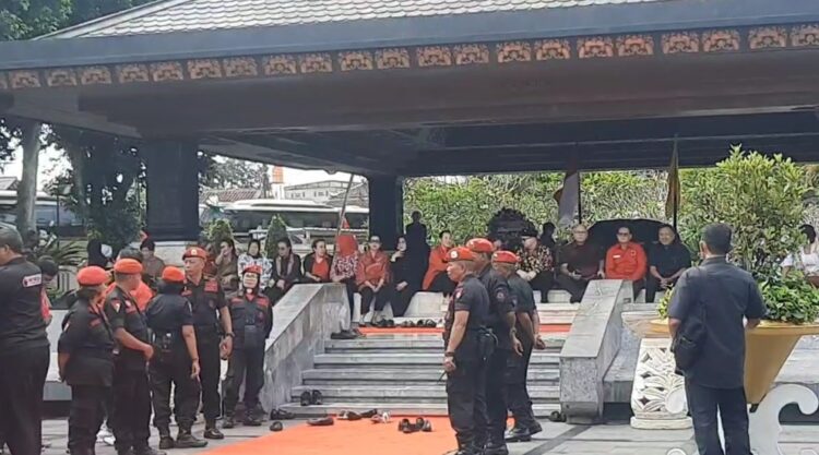 Megawati Bersama Rombongan PDIP Ziarah Makam Bung Karno di Blitar