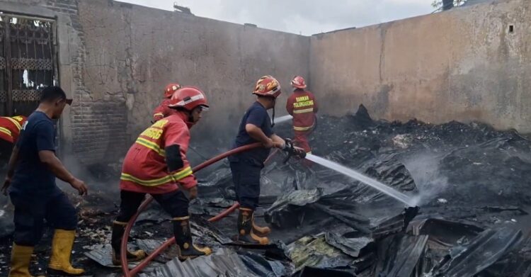Gudang Barang Bekas Di Tulungagung Ludes Terbakar