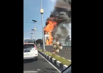 Tiang Penyangga Jembatan Brawijaya Kediri Terbakar