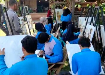 Puluhan Pelajar Di Kediri Melukis Polisi Menggunakan Ampas Kopi