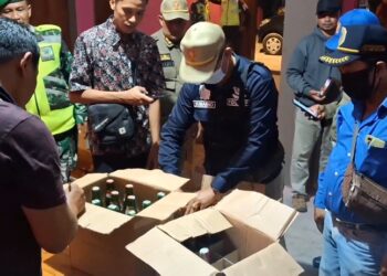 Razia Kafe Karaoke , Satpol PP Tulungagung Temukan  Ratusan Botol Miras Dan Pekerja Anak Bawah Umur