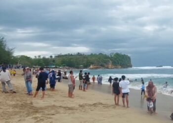 Wisata Pantai Tambakrejo Pesisir Selatan Blitar Kian Ramai Pengunjung