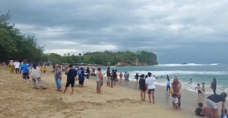 Wisata Pantai Tambakrejo Pesisir Selatan Blitar Kian Ramai Pengunjung