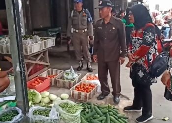Hak Pejalan Kaki Dirampas , Pasukan Gabungan Lakukan Penertiban Pedagang Trotoar di Blitar