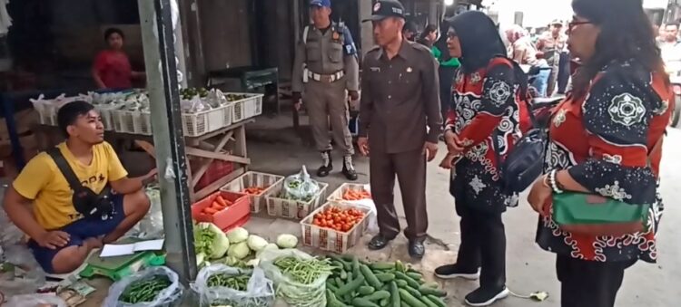 Hak Pejalan Kaki Dirampas , Pasukan Gabungan Lakukan Penertiban Pedagang Trotoar di Blitar
