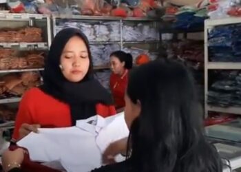 Toko Penjual Seragam Sekolah Mulai Diserbu Pembeli di Kota Kediri