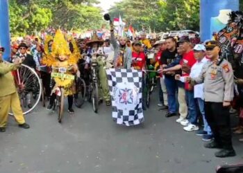 Ribuan Onthelis Se Nusantara Ikuti Lomba Karnaval dan Balap Lambat Sepeda Tua di Kediri