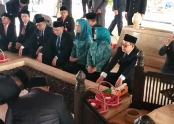 Peringati Bulan Bahkati Gotong Royong Pj Gubernur Jatim Ziarahi Makam Bung Karno di Blitar