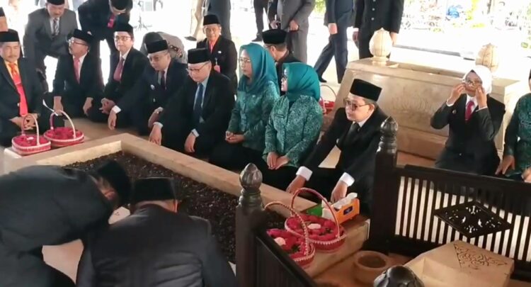 Peringati Bulan Bahkati Gotong Royong Pj Gubernur Jatim Ziarahi Makam Bung Karno di Blitar