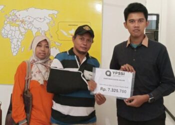 Seorang Pengemudi Maxim Di Surabaya Terima Santunan Dari YPSSI SebesarLebih Dari Rp 7,000,000