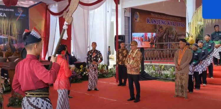 Jamasan Tombak Kyai Upas Tradisi Adat Warga Tulungagung Saat Bulan Suro 