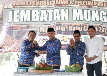 Peletakan Batu Pertama Jembatan Mungkung Pj Bupati Nganjuk harapkan bermanfaat Bagi Warga Desa Mungkung