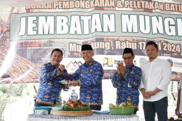 Peletakan Batu Pertama Jembatan Mungkung Pj Bupati Nganjuk harapkan bermanfaat Bagi Warga Desa Mungkung