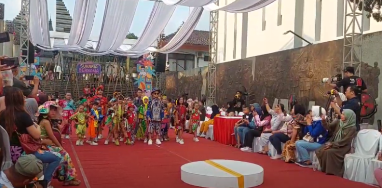 Peragaan Busana Anak Buka Perpustakaan Bung Karno Expo