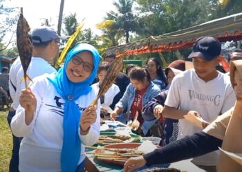 Warga Serbu Pesta Ikan Bakar Gratis Di Trenggalek