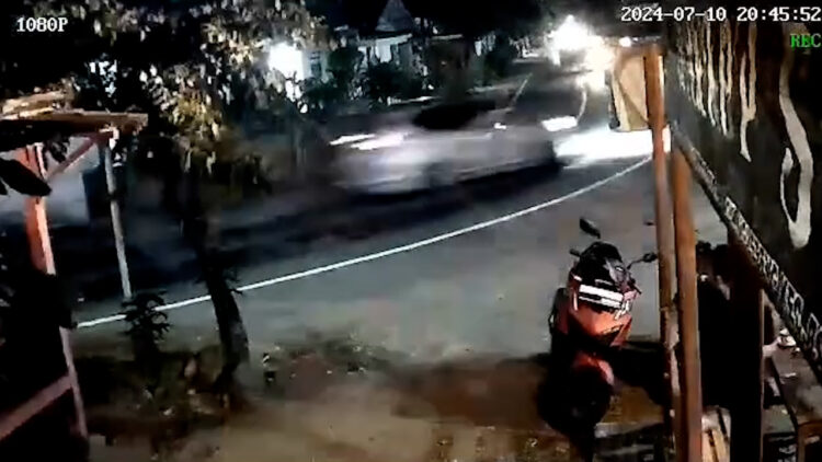 Kecelakaan Tunggal Terekam CCTV, Sebuah Mobil Nyungsep Saat Gagal Bermanuver.