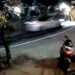 Kecelakaan Tunggal Terekam CCTV, Sebuah Mobil Nyungsep Saat Gagal Bermanuver.
