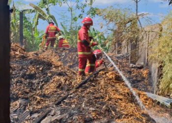 Di Duga Terkena Percikan Api Pembakaran Sampah, Gudang Limbah Pabrik Pengolahan Gula Merah Terbakar 