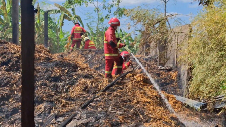 Di Duga Terkena Percikan Api Pembakaran Sampah, Gudang Limbah Pabrik Pengolahan Gula Merah Terbakar