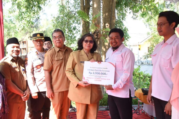 Hadiri Peringatan Hari Anak Nasional ke-40, Pj Wali Kota Kediri Launching SLB Ramah Anak dan Berikan Santunan Serta Bantuan Kain Seragam