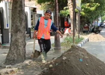 Antisipasi Banjir, Dinas PUPR Bersihkan Drainase Jalan A. Yani