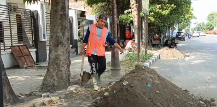 Antisipasi Banjir, Dinas PUPR Bersihkan Drainase Jalan A. Yani