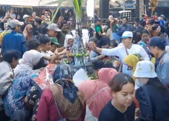 Keseruan Warga Blitar Berebut Tumpeng di Pantai