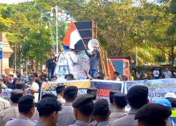 Ratusan Warga Demo Jalan Rusak di Pendapa Trenggalek