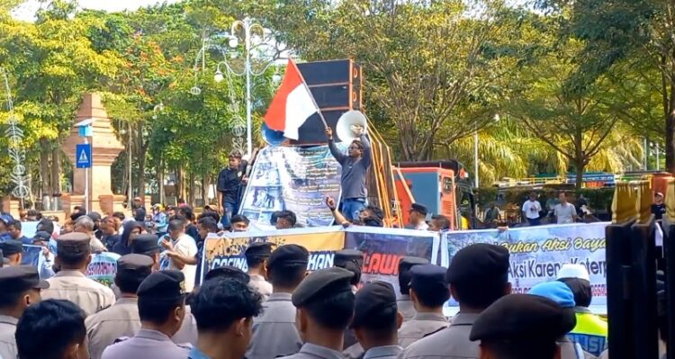 Ratusan Warga Demo Jalan Rusak di Pendapa Trenggalek