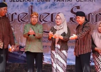 Sambut Bulan Suro, Ratusan Warga, Berebut Tumpeng Agung di Pantai Gemah Tulungagung 