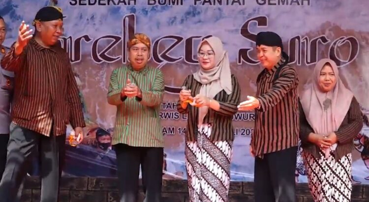 Sambut Bulan Suro, Ratusan Warga, Berebut Tumpeng Agung di Pantai Gemah Tulungagung 