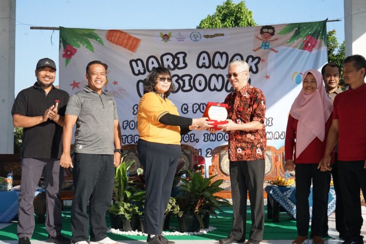 Peringati Hari Anak Nasional, Pj Wali Kota Kediri Zanariah Senam dan Bermain Bersama Siswa-Siswi SLB Putera Asih