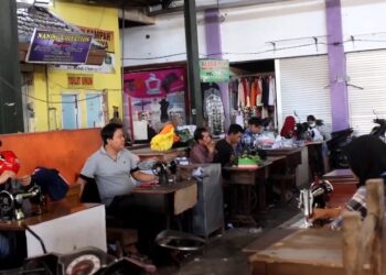 Penjahit di Pasar Pahing Kota Kediri, Banjir Order Seragam Sekolah