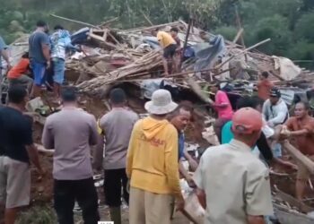 Tiga Warga di Blitar Tertimbun Tanah Longsor Saat Bekerja di Peternakan Ayam