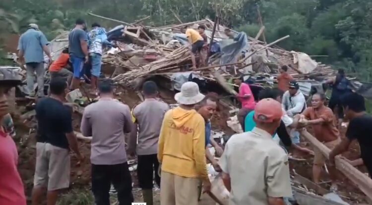 Tiga Warga di Blitar Tertimbun Tanah Longsor Saat Bekerja di Peternakan Ayam