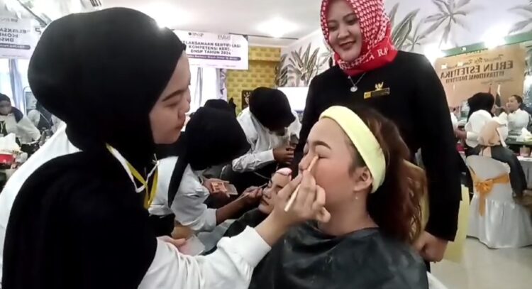 Puluhan Peserta Diklat Eks TKI Ikuti Uji Kompetensi Ketrampilan Make Up Artis