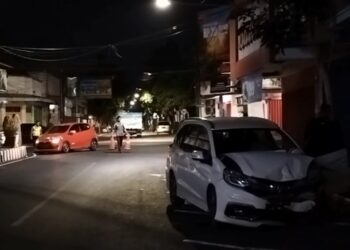 Ikuti Maps dan Lawan Arah, Dua Mobil Bertabrakan Alami Rusak Parah