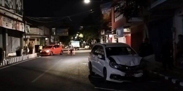 Ikuti Maps dan Lawan Arah, Dua Mobil Bertabrakan Alami Rusak Parah