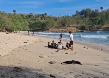Pantai Coro, Pantai Berpasir Putih, Destinasi Indah Pilihan Saat Musim Liburan