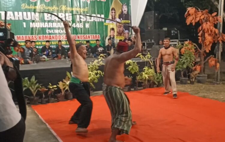 Minta Hujan Dan Tolak Balak Warga di Blitar Gelar Ritual Adu Pecut