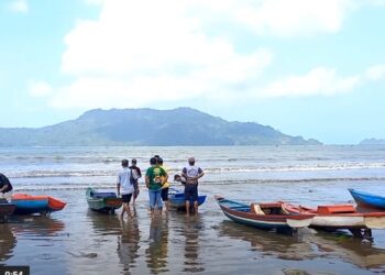  Nelayan Trenggalek Adu Balap Perahu Kunting