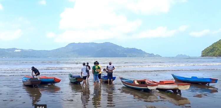  Nelayan Trenggalek Adu Balap Perahu Kunting