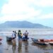  Nelayan Trenggalek Adu Balap Perahu Kunting