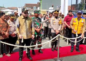 Ratusan Warga di Kediri Serbu Nasi Pecel Tumpang Gratis Saat Peresmian Jembatan