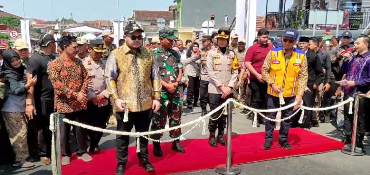 Ratusan Warga di Kediri Serbu Nasi Pecel Tumpang Gratis Saat Peresmian Jembatan